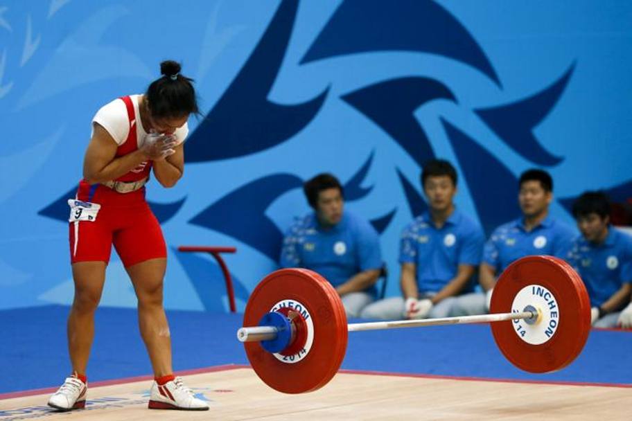 La tahilandese Panida Khamsri (cat. 48 kg) s&#39;inchina di fronte al bilanciere al termine della sua prova agli Asian Games in corso in Sud Corea